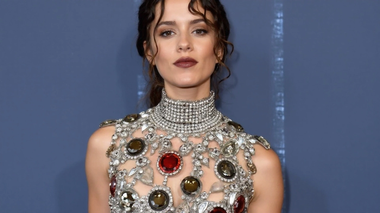 Дженна Ортега на «Эмми»: откровенный Givenchy с жемчужным топом и готическими отсылками