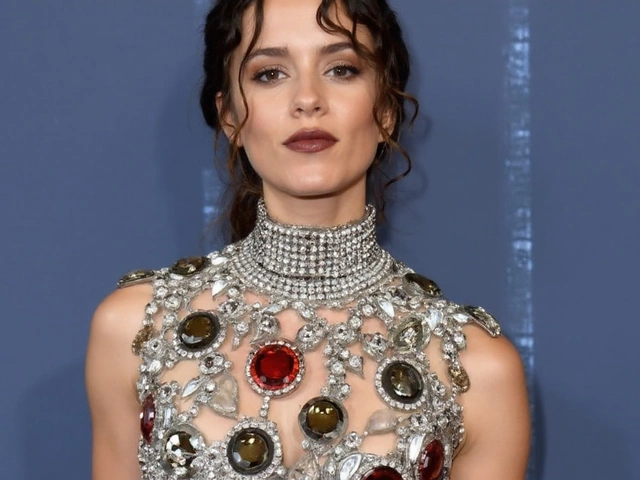 Дженна Ортега на «Эмми»: откровенный Givenchy с жемчужным топом и готическими отсылками